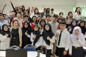 Dede Sri Rahayu (paling kanan depan berjilbab putih) berfose bersama mahasiswa dan dosen PSU, Assistant Professor Dr. Siriluk Bangchokdi di kelas Taxation dalam rangkaian “Sit in Programme” di Prince of Songkhla University (PSU) Thailand